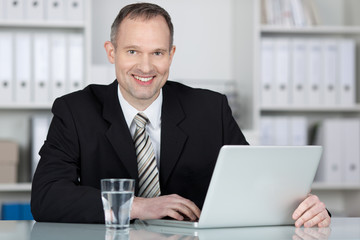 kompetenter geschäftsmann arbeitet am laptop