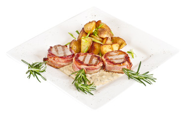 Grilled steak wrapped in bacon, with grilled vegetables