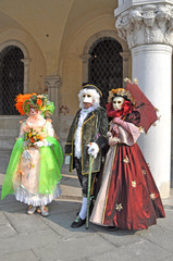 Fototapeta na wymiar Para kolorze weneckiego i 6-Karnawał w Wenecji 2012