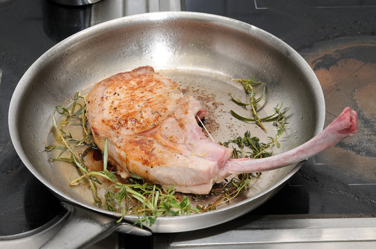 Kotelett - Fleisch in der Pfanne