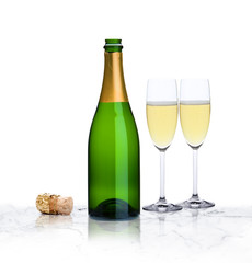 Champagnerflasche und Gläser