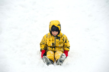 Fototapeta na wymiar Young boy having fun in the snow.