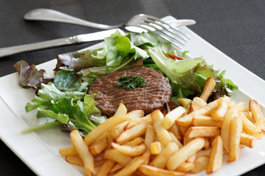 steack hach&eacute; frites  salade 8