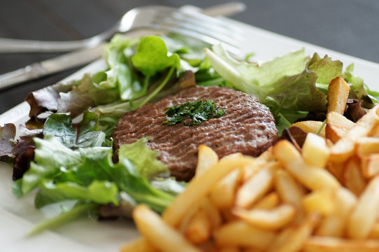 steack hach&eacute; frites  salade 4