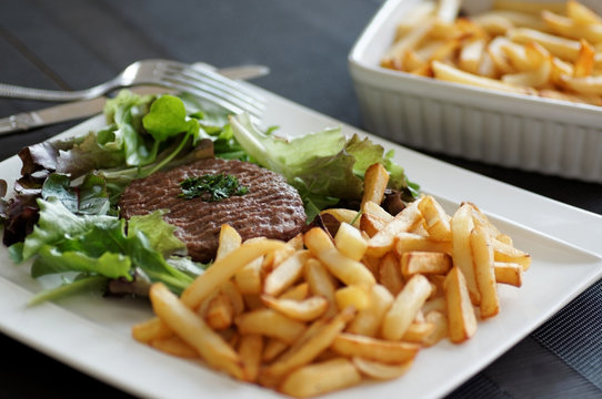 steack hach&eacute; frites  salade 3