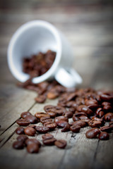 Kaffeebohnen mit Tasse