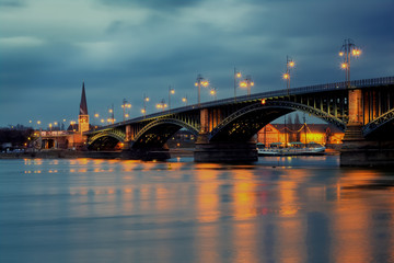 Fototapeta na wymiar Theodor Heuss Bridge w Mainz am Rhein