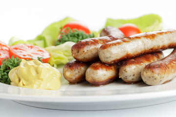 Nürnberger Rostbratwürstchen an Salat