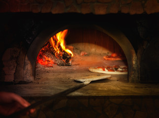 Pizza gebakken in een houtoven