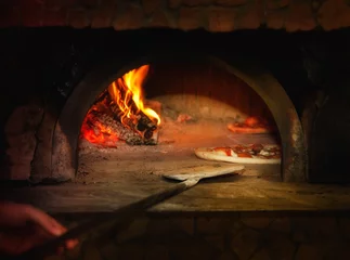 Foto op Aluminium Pizzeria Pizza gebakken in een houtoven