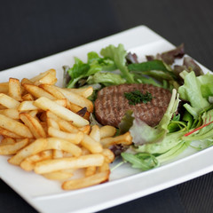steack haché frites  salade format carré 2