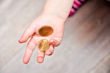Kinderhand mit Kleingeld