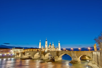 Fototapeta na wymiar Kamienny Most na rzece Ebro w Saragossie, Hiszpania