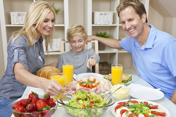 Obraz na płótnie Canvas Rodzice Dzieci Rodzina Healthy Food & Salad Na stół w jadalni