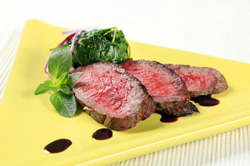 Roast beef and spinach leaves