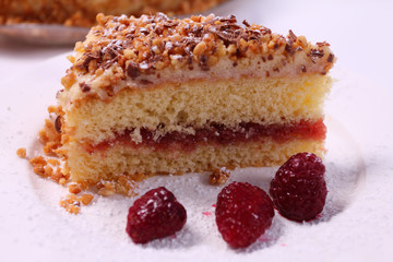 Stück Kuchen mit Himbeeren