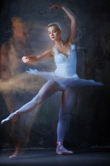 Fototapeta na wymiar Piękna tancerka baletowa w ruchu ..