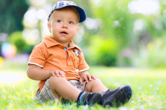 Baby sitzt im Garten