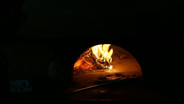 Cottura Pizza con forno a legna