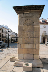 Fototapeta na wymiar Fuente en una plaza de Baeza
