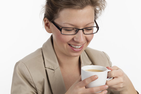 Lachende Gesch&auml;ftsfrau genie&szlig;t eine Tasse Kaffee