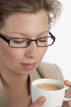 Junge Geschäftsfrau entspannt sich bei einer Kaffeepause