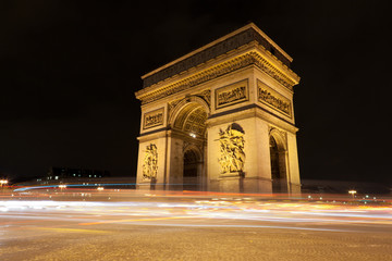 Fototapeta na wymiar Arc de Triomphe - Łuk Triumfalny w nocy w Paryżu, Francja