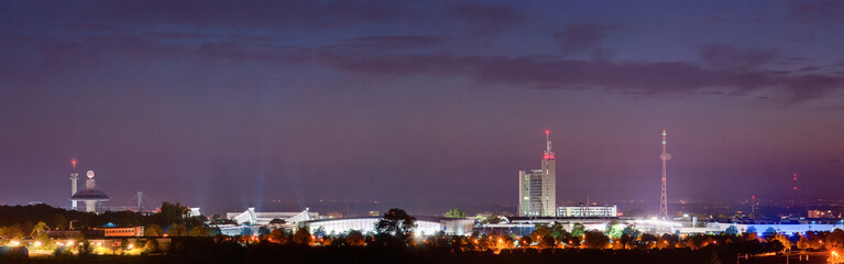 Fototapeta na wymiar Hanower jarmarcznych wieczór panoramy
