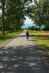 Fototapeta premium Unterwegs auf dem Aischtalradweg in Richtung Rothenburg o.T.