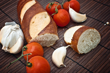 Bread, garlic and tomato