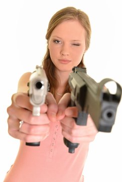 une fille avec une arme à feu