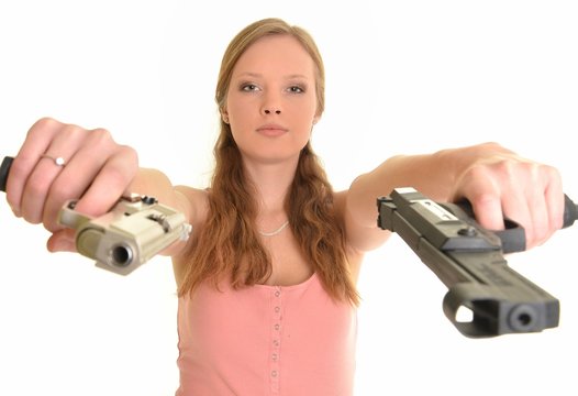 fille avec une arme à feu