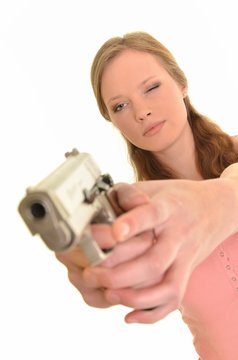 fille avec une arme à feu isolé