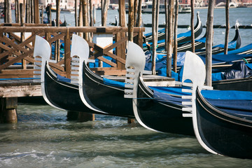 Fototapeta na wymiar Gondola prows w Wenecji