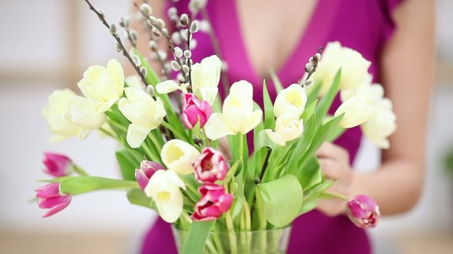 frau stellt einen strau&szlig; tulpen in eine vase