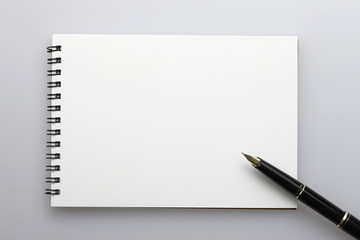 万年筆と画用紙