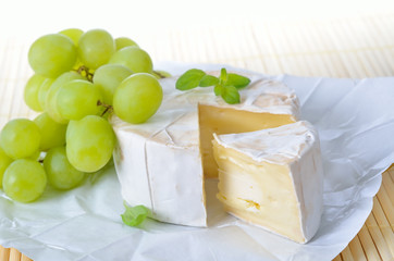 Reifer Camembert mit Trauben