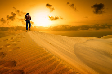 Fototapeta na wymiar Człowiek jest gotowy do spadku ze zmęczenia na pustyni.