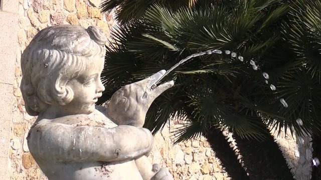 Escultura de un ni&ntilde;o con surtidor de agua