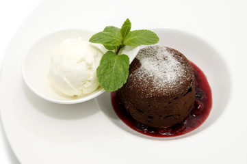 шоколадный десерт с кремом