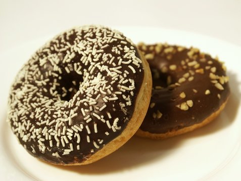 Zwei Donuts auf einem Teller