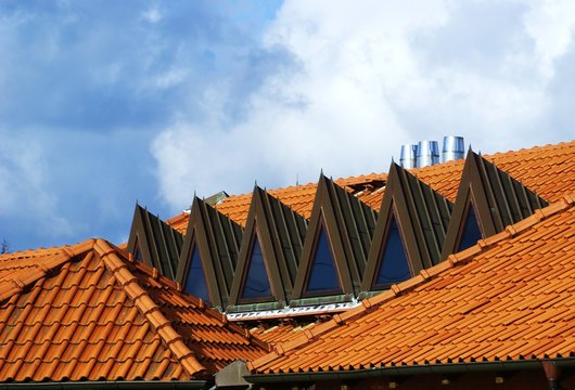 Seltene Dachkonstruktion mit dreieckigen Fenstern