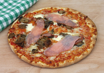 Pizza mit Speck und Pilzen