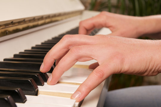 Hände auf Pianotastatur
