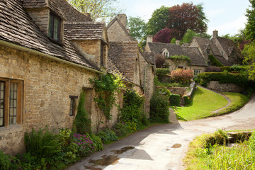 Fototapeta na wymiar Tradycyjne domki Cotswold w Anglii. Bibury, UK.