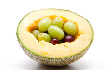 Halbe Melone mit Trauben