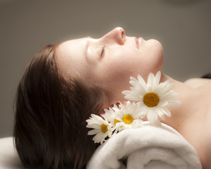 Obraz na płótnie Canvas woman receiving facial at spa