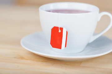 teebeutel in einer weißen tasse