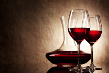 Obrazy na Szkle  karafka z czerwonym winem i kieliszkiem na starym kamiennym tle