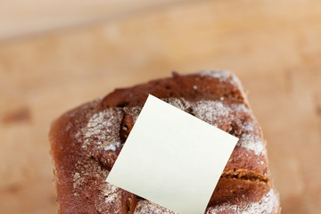 ein kastenbrot mit einem zettel
